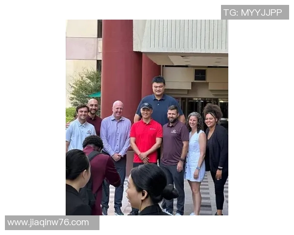 姚明携手爱犬共度悠闲时光展现温馨生活瞬间